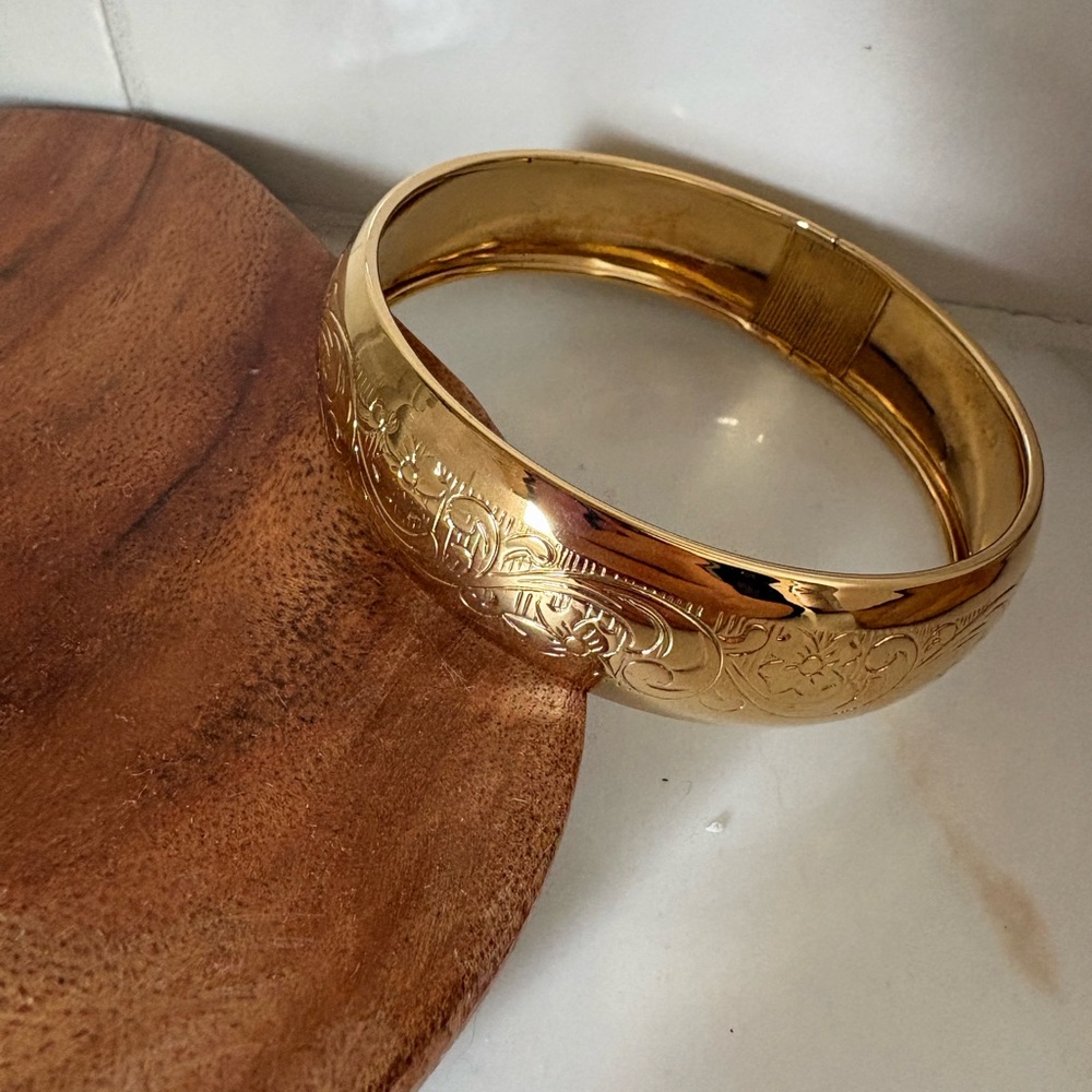 Vintage 90s Wide Gold Embossed Floral Scroll Bangle Bracelet | Statement Retro - Picture 4 of 11